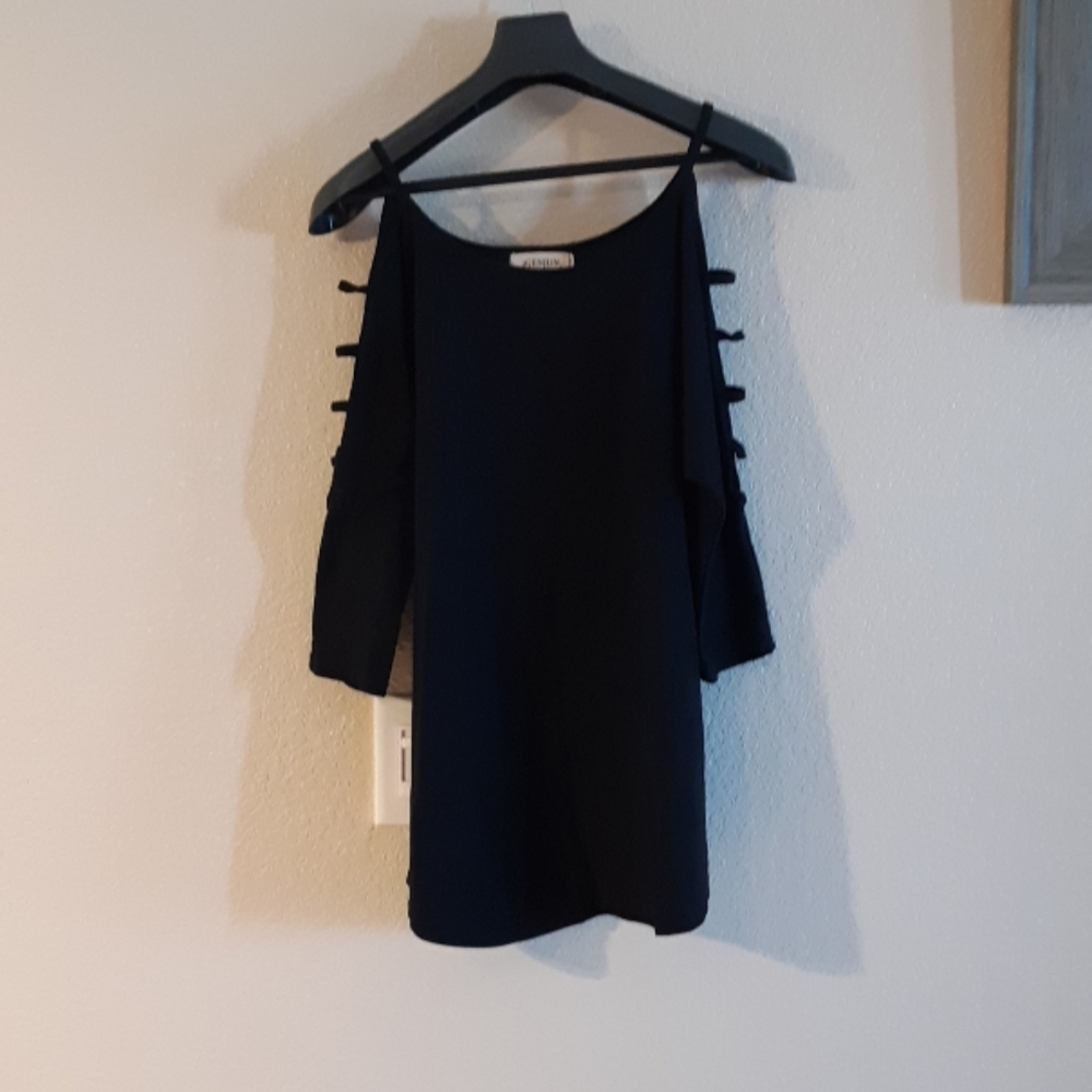 Black bear shoulder ribbed arm blouse